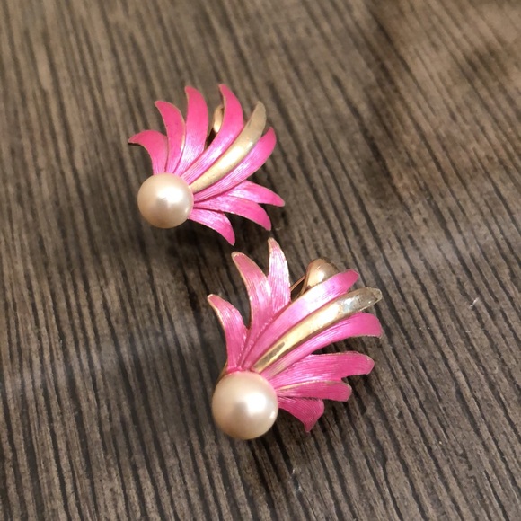 Vintage Pink, Gold & Faux Pearl Clip Earrings - Picture 2 of 14